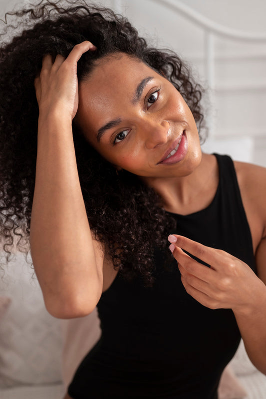 Cheveux texturés : comment réguler l'excès de sébum ?